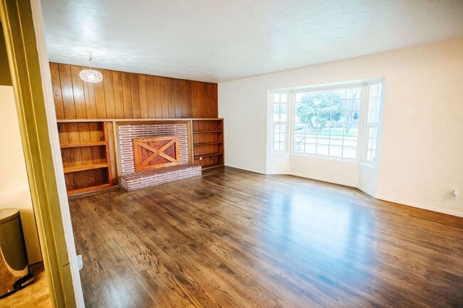 Building Photo - Spacious 4-bedroom, 2-bath single-family home located in a desirable Eureka neighborhood near Hen...