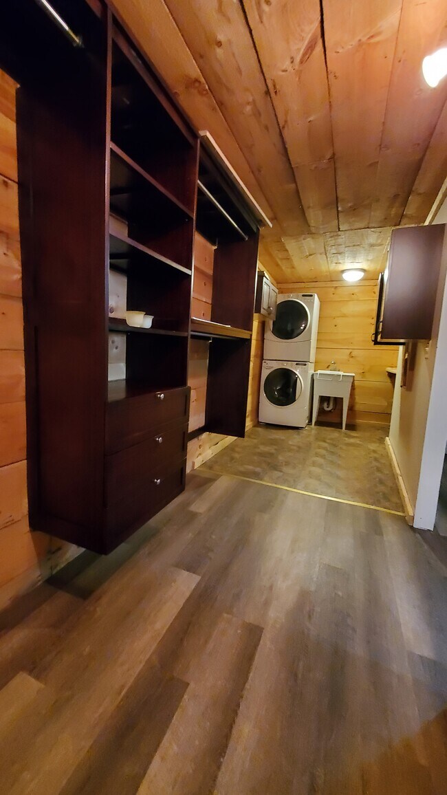 Building Photo - 144 Elm St