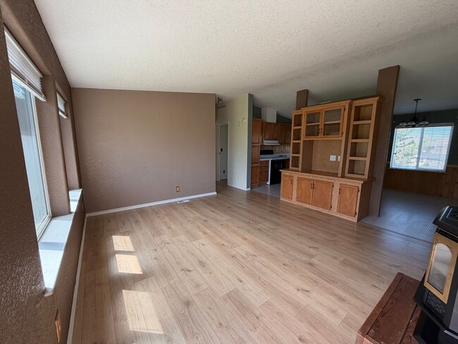 Building Photo - Three Bedroom with Gorgeous Views!