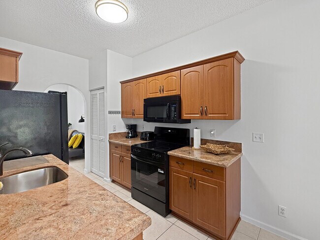 Building Photo - 4866 SW 32nd Terrace