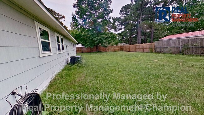 Building Photo - 3 BD/2 BA Home w/Attached Garage on Large Corner Lot w/Fenced Backyard