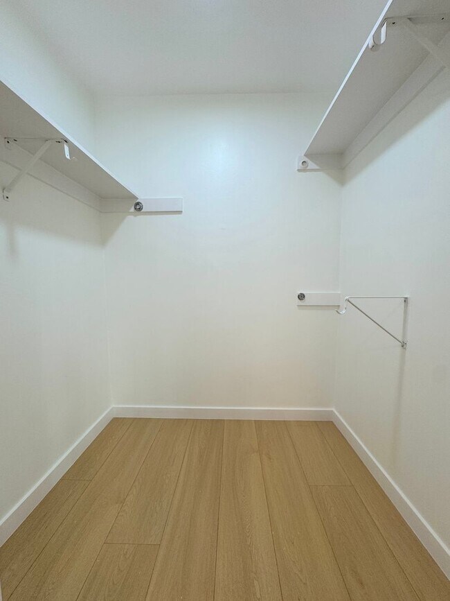 Building Photo - WeHo 1 Bed 1 Bath with W/D in unit, new kitchen, and walk-in closet!
