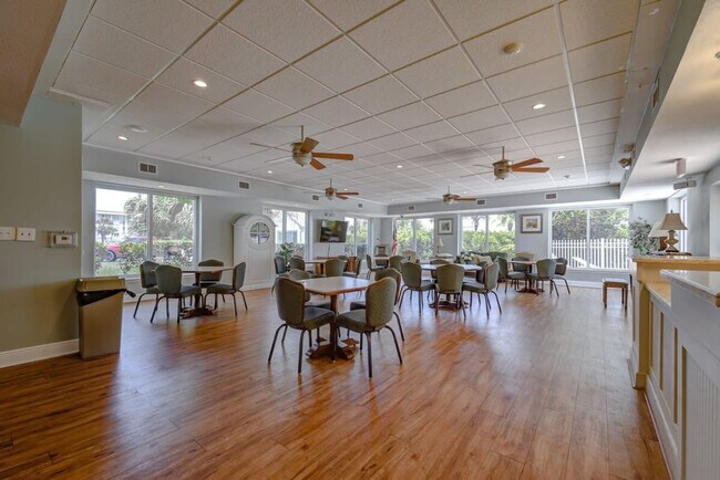 Building Photo - 603 Shorewood Dr