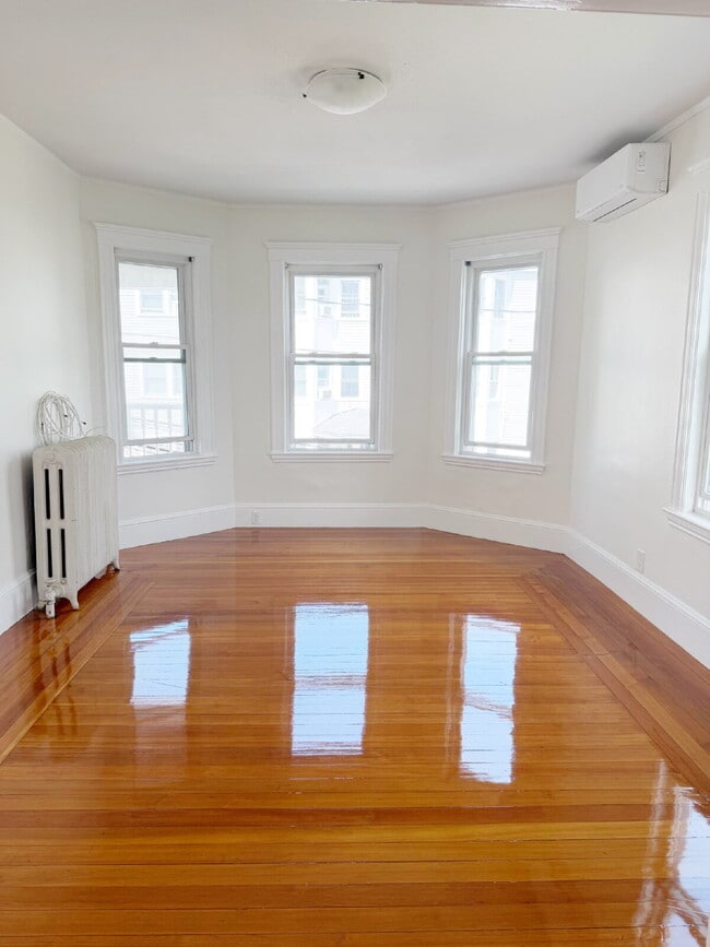 Building Photo - Available NOW! Spacious 3 BED 1 BATH in quiet neighborhood