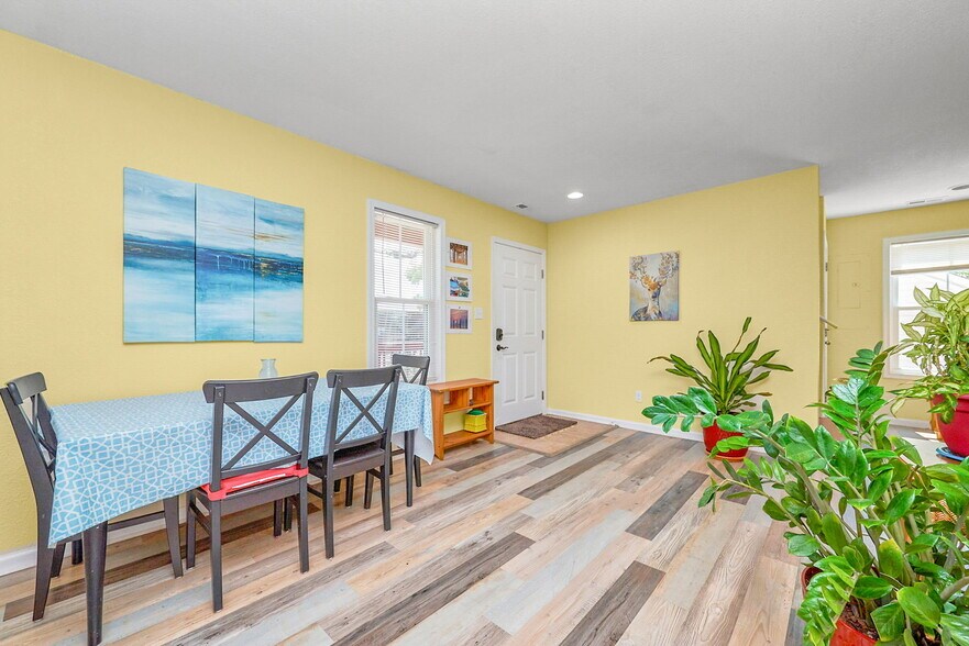 Building Photo - 9573 6th Bay St