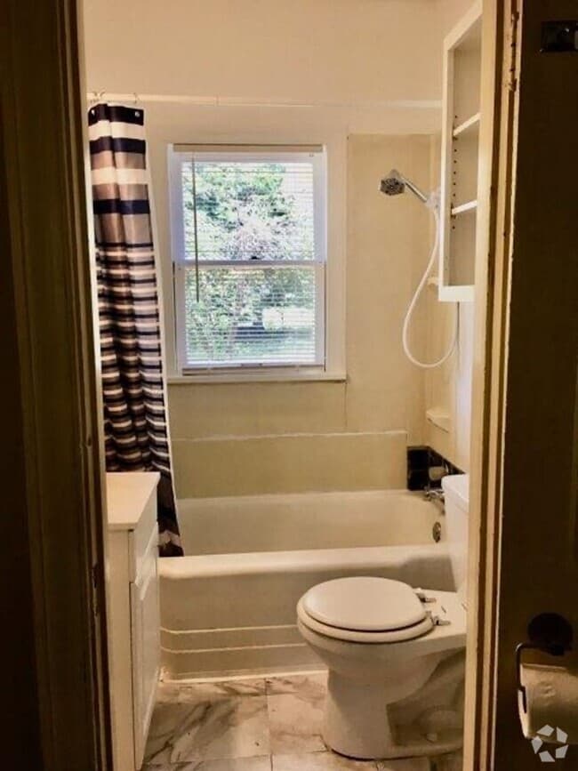 Building Photo - Charming 2 Bd Farmhouse on 1.12 Acres With...