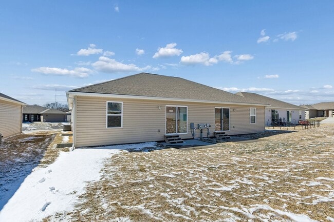 Building Photo - 4-Bedroom Townhome Near Village Pointe!!