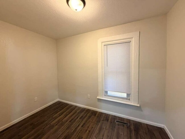 Building Photo - 651 W Bruce St