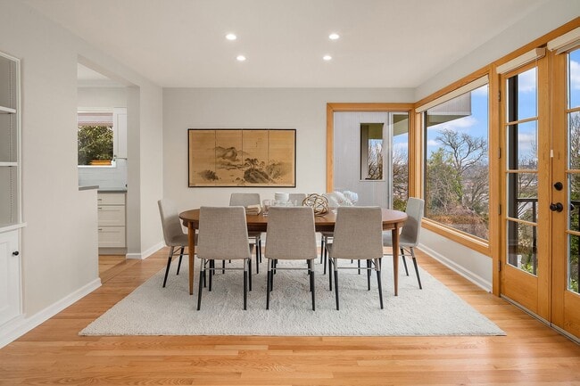 Building Photo - Queen Anne Home