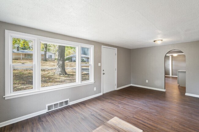 Building Photo - Charming 2 Bedroom Home in KCK! First Month Rent Free!