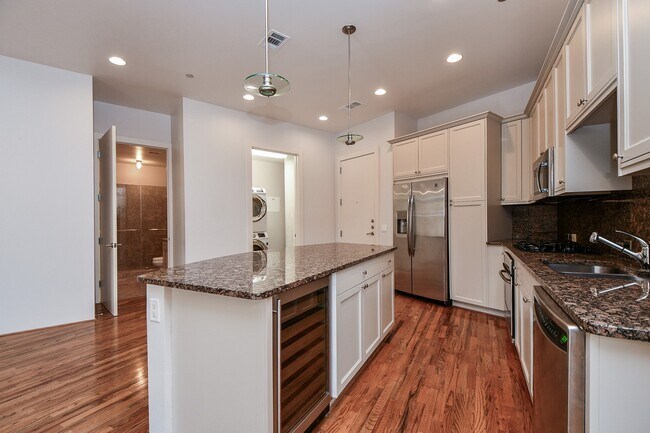 Building Photo - 5005 Hidalgo St
