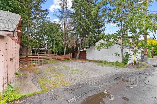 Building Photo - 808 E Mission Ave