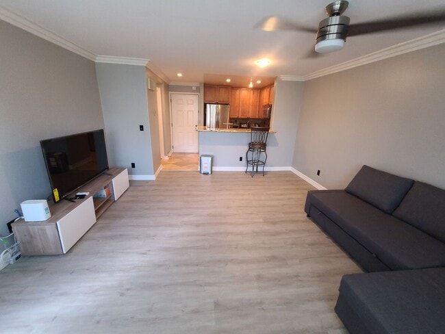 Building Photo - 1 bed 1 bath in UTC with great amenities Pool, hot tub, gym, underground parking.