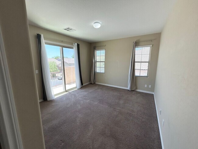 Building Photo - 4/BD 3.5/BA Spacious Home in Gated Communi...