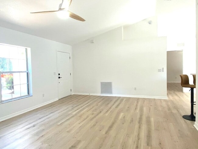 Building Photo - Beautiful New Smyrna Beach Home!