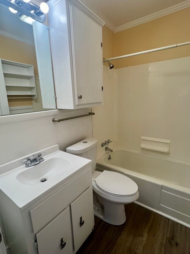 Building Photo - Two bedroom 1 bath house in Burlington