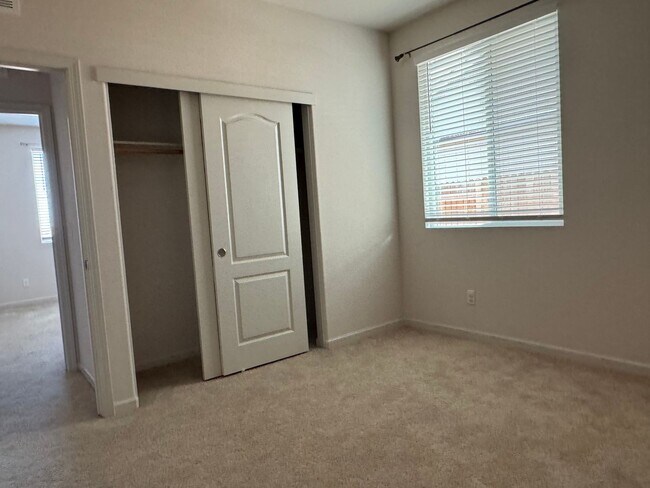 Building Photo - Nice Roseville home with RV access