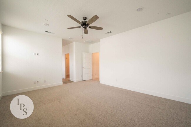 Building Photo - 2830 E Tamarind Dr