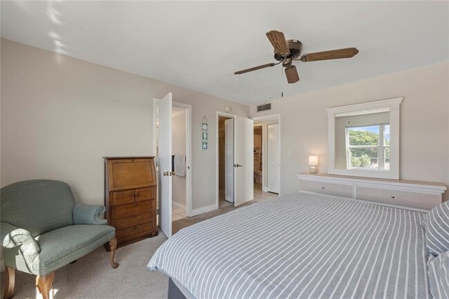 Building Photo - 2860 NE 14th St