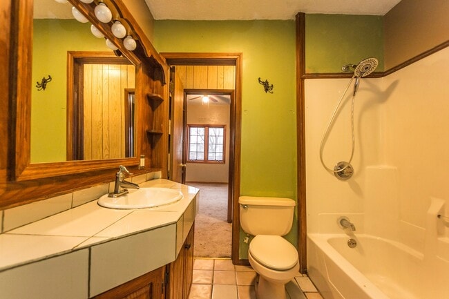 Building Photo - Spacious 3 bedroom with fenced in yard!