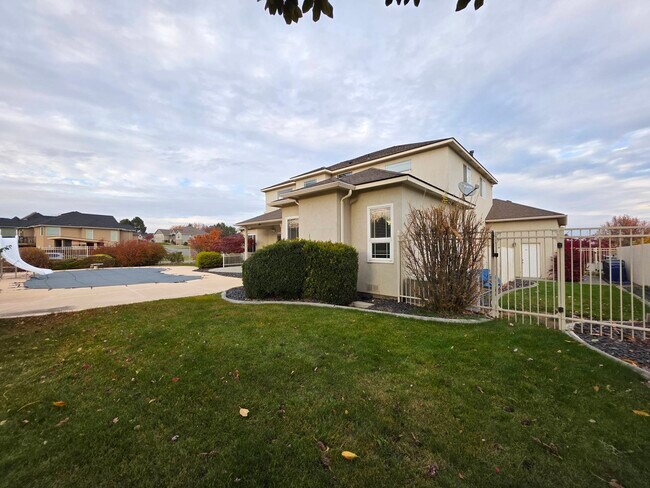 Building Photo - 3493 Hanstead St