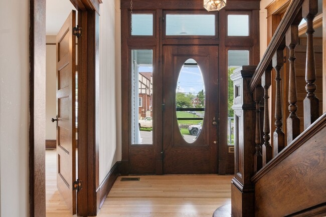 Building Photo - 4 to 5 bed / 2 Bath Just remodeled