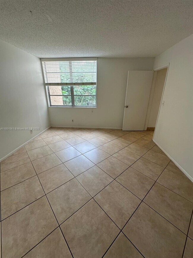 Building Photo - 9410 Live Oak Pl
