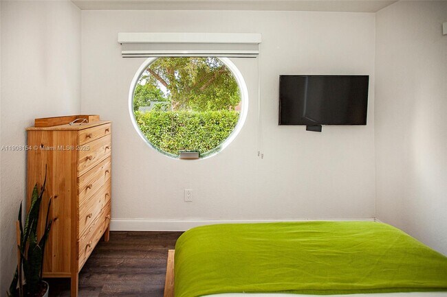 Building Photo - 1050 NW 46th St