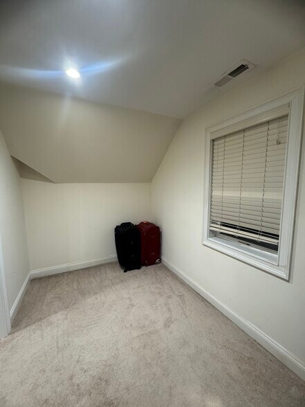 Building Photo - 39 Maple Tree Ave