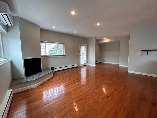 Building Photo - $0 DEPOSIT OPTION! BEAUTIFUL 1 BEDROOM CARRIAGE HOUSE IN THE HEART OF DENVER