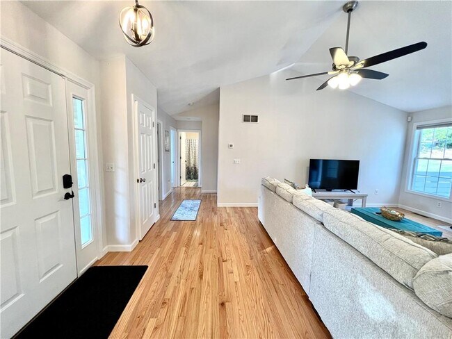 Building Photo - 65 Carriage Trl