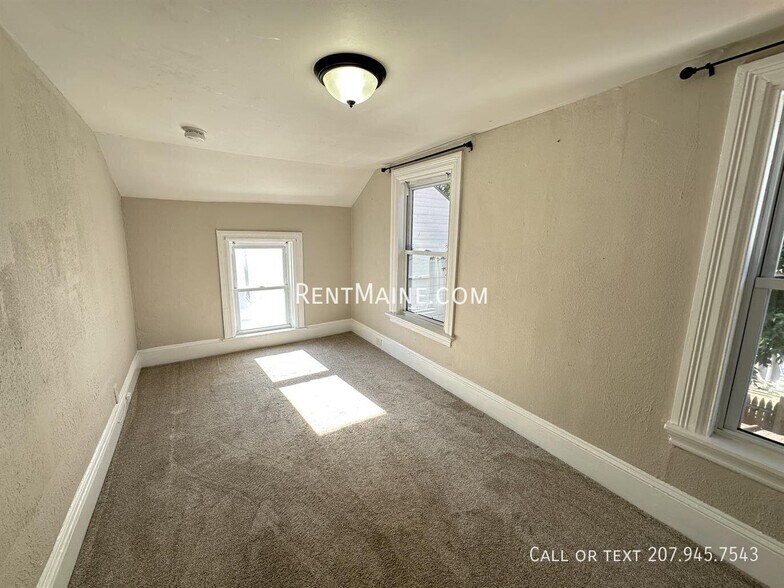 Building Photo - 137 Grove St