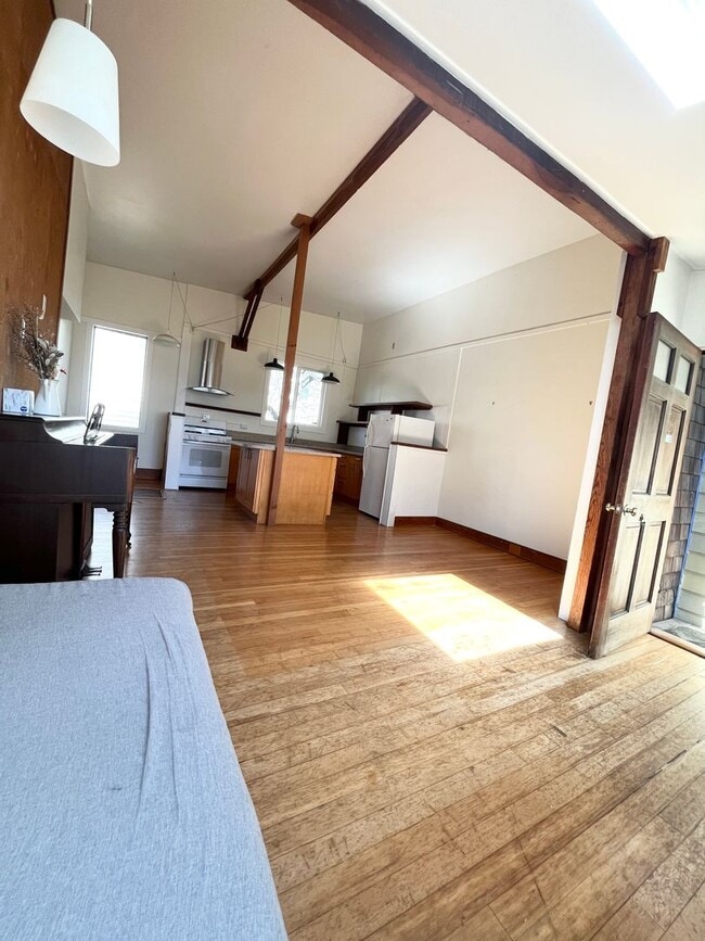 Building Photo - Bernal Heights Garden Cottage - Pet Friendly!