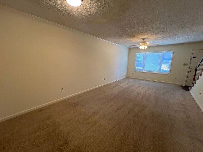 Building Photo - 2 Bedroom Townhouse