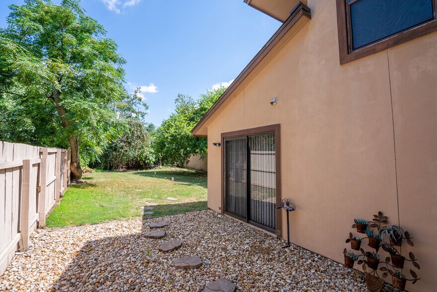Building Photo - 1463 Redbud Trl