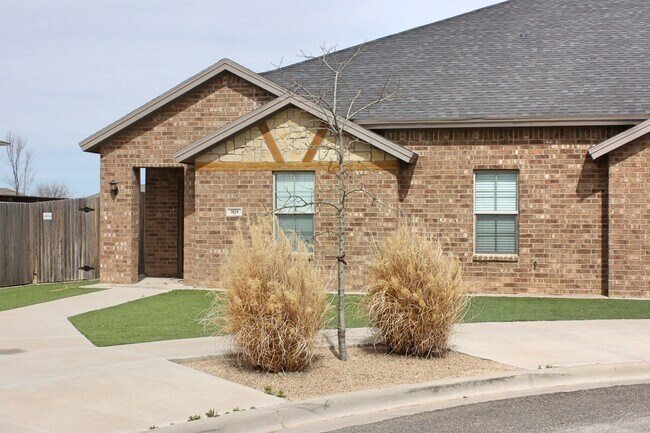 Building Photo - Charming Quad Located On Cul-De-Sac East o...