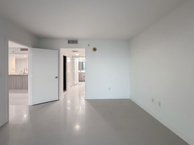 Building Photo - 1800 N Bayshore Dr