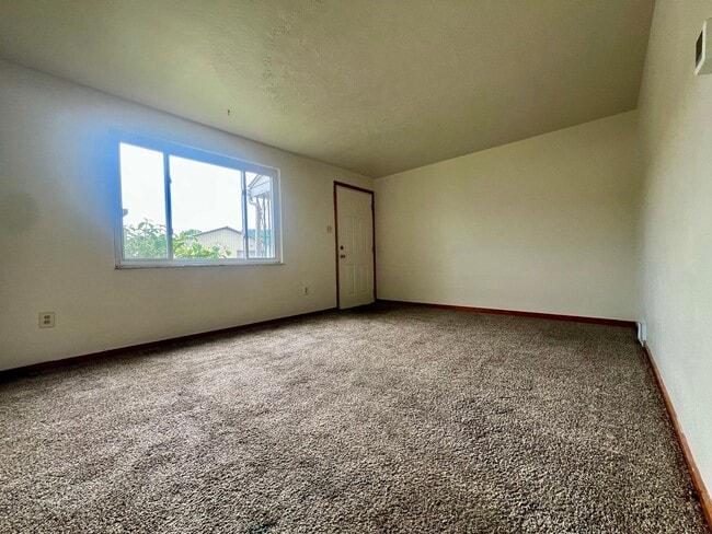 Building Photo - Outstanding Two Bedroom in Cheswick! Central A/C, Off-Street Parking & More!! Call Today!