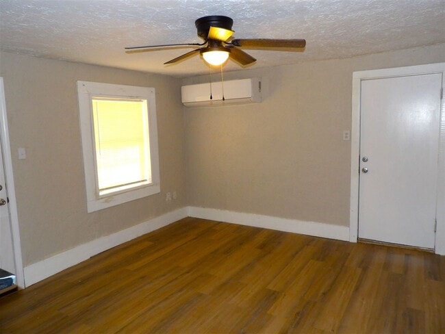 Building Photo - 316 NW Columbia Ave