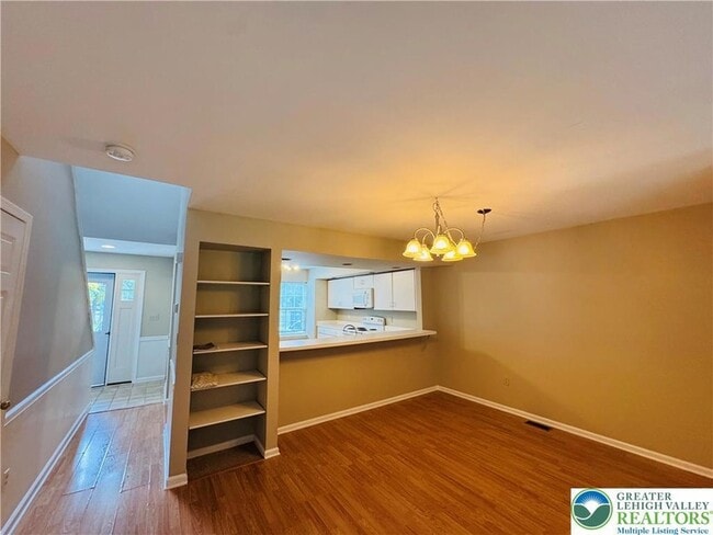 Building Photo - 102 Quaker Dr