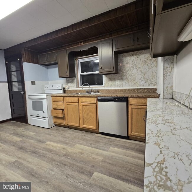 Building Photo - 614 N Cannon Ave