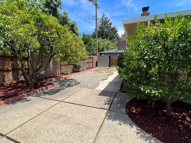 Building Photo - 913 Tara Pl