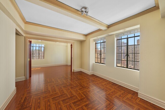 Building Photo - 320 E 42nd St