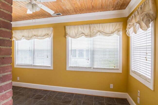 Building Photo - Gorgeous 3 Bedroom 2 Bath in Popular Parki...