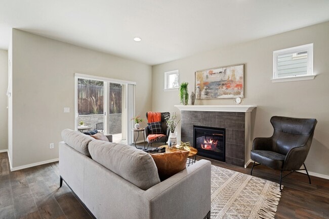 Building Photo - Pet Friendly Three Bedroom Townhome