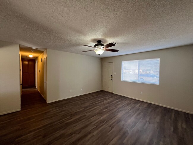 Building Photo - 3 BED 2 BATH IN TRAIL ESTATES!