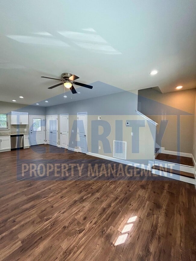Building Photo - Two bedroom Townhome!