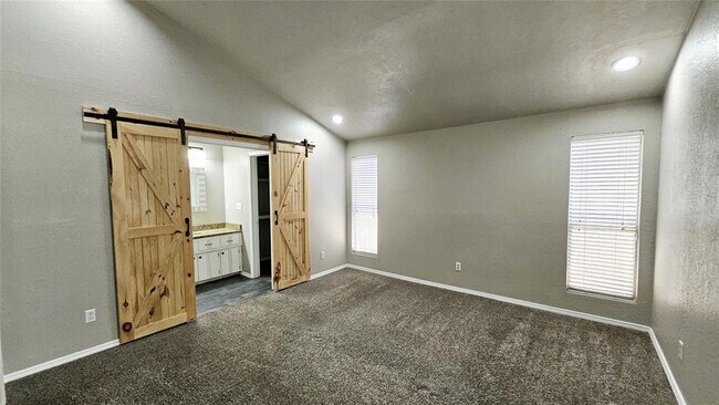 Building Photo - 10029 S Fairview Dr