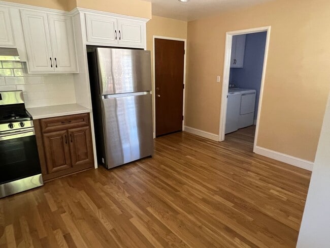 Building Photo - 913 Tara Pl