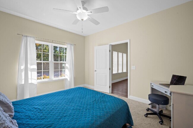 Building Photo - 3 Bedroom 2.5 Bath home in Azalea Square